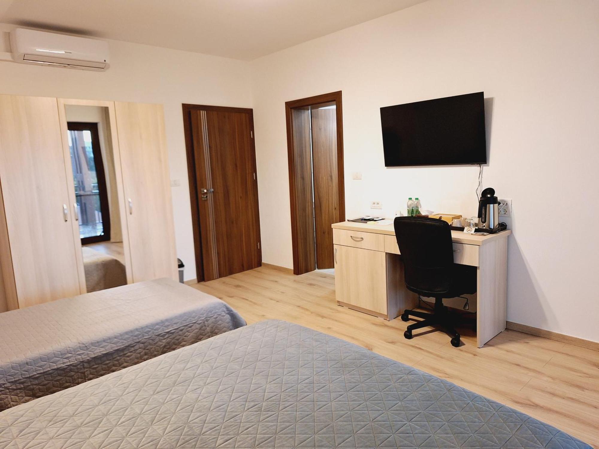 Trend Bed & Breakfast Arad Exterior photo